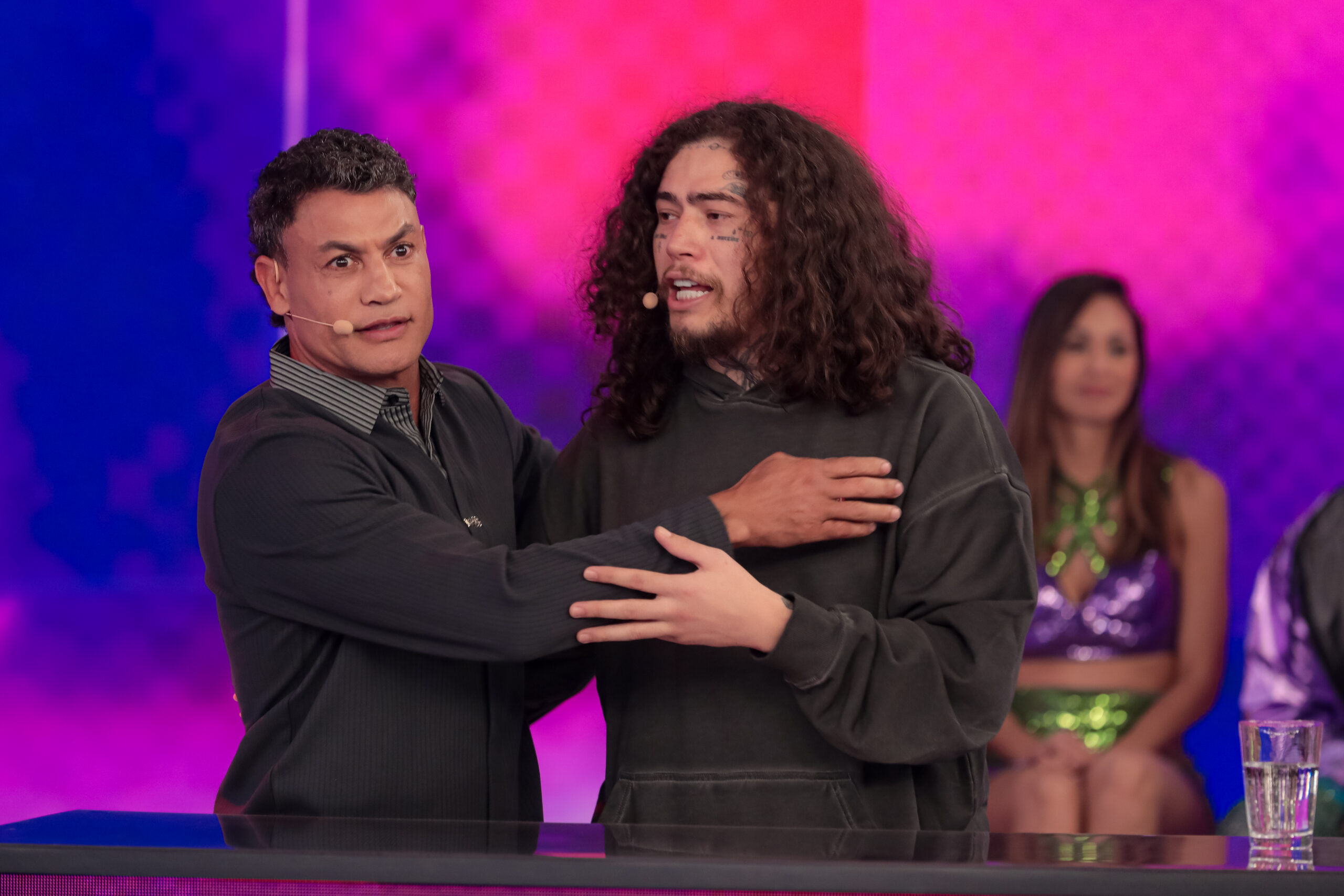 Popó e Whindersson Nunes se enfrentam no palco do Programa Silvio Santos