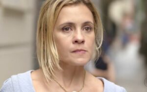 Nina coloca amiga em risco e Betânia apanha de Carminha na novela Avenida Brasil