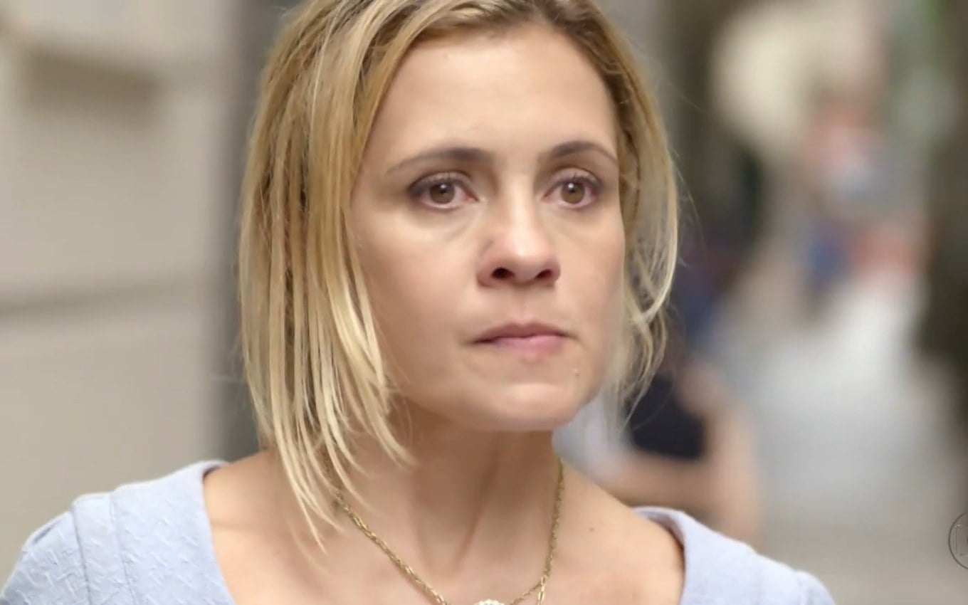 Nina coloca amiga em risco e Betânia apanha de Carminha na novela Avenida Brasil