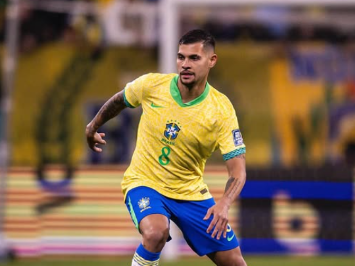 Bruno Guimarães tranquiliza torcida após deixar gramado com dores na Premier League