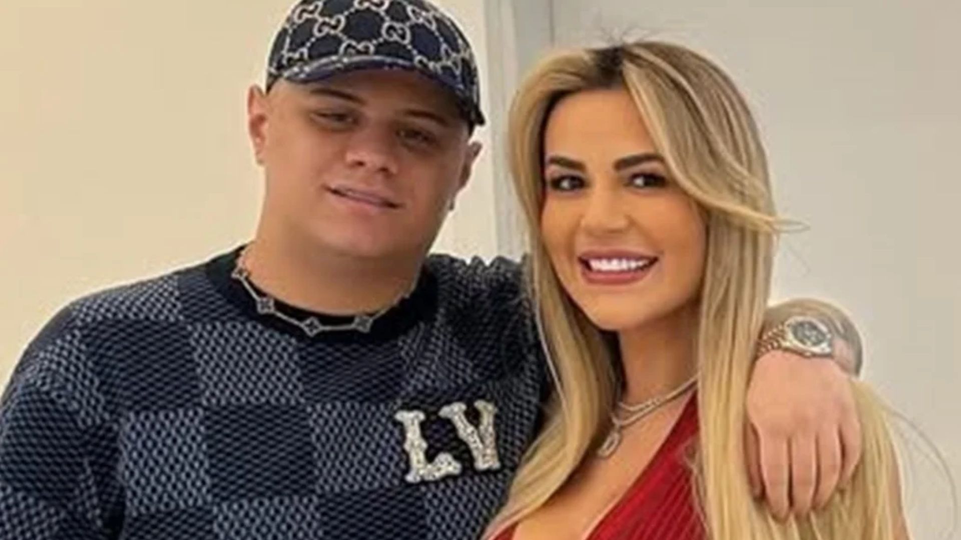 Filho de Deolane Bezerra aponta perseguição política em prisão da mãe; web reage