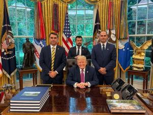 Elogio de Trump a Lula surpreende Flávio Bolsonaro em encontro nos EUA