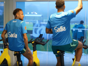 Neymar realiza treino individual na Granja Comary após desfalcar atividades com a Seleção
