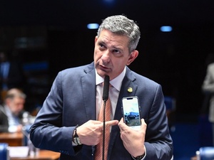 Senador do PT critica escala 6x1 e questiona viabilidade de mudanças antes das eleições
