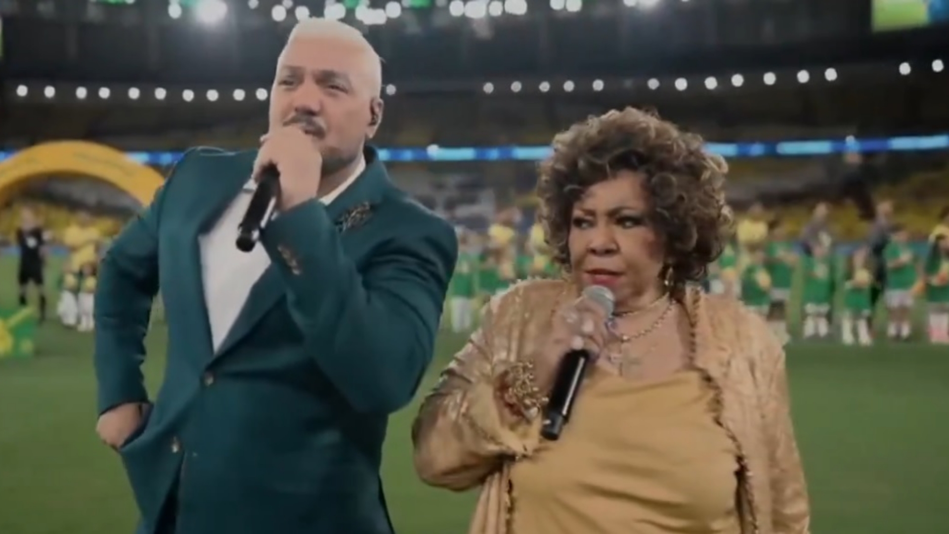 Alcione e Belo geram polêmica ao cantar Hino Nacional em partida da seleção brasileira