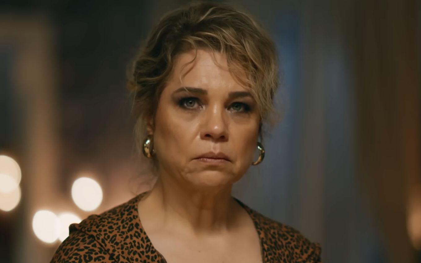 Pilar arma contra Adriana e a coloca na cadeia por assassinato em Quem Ama Cuida