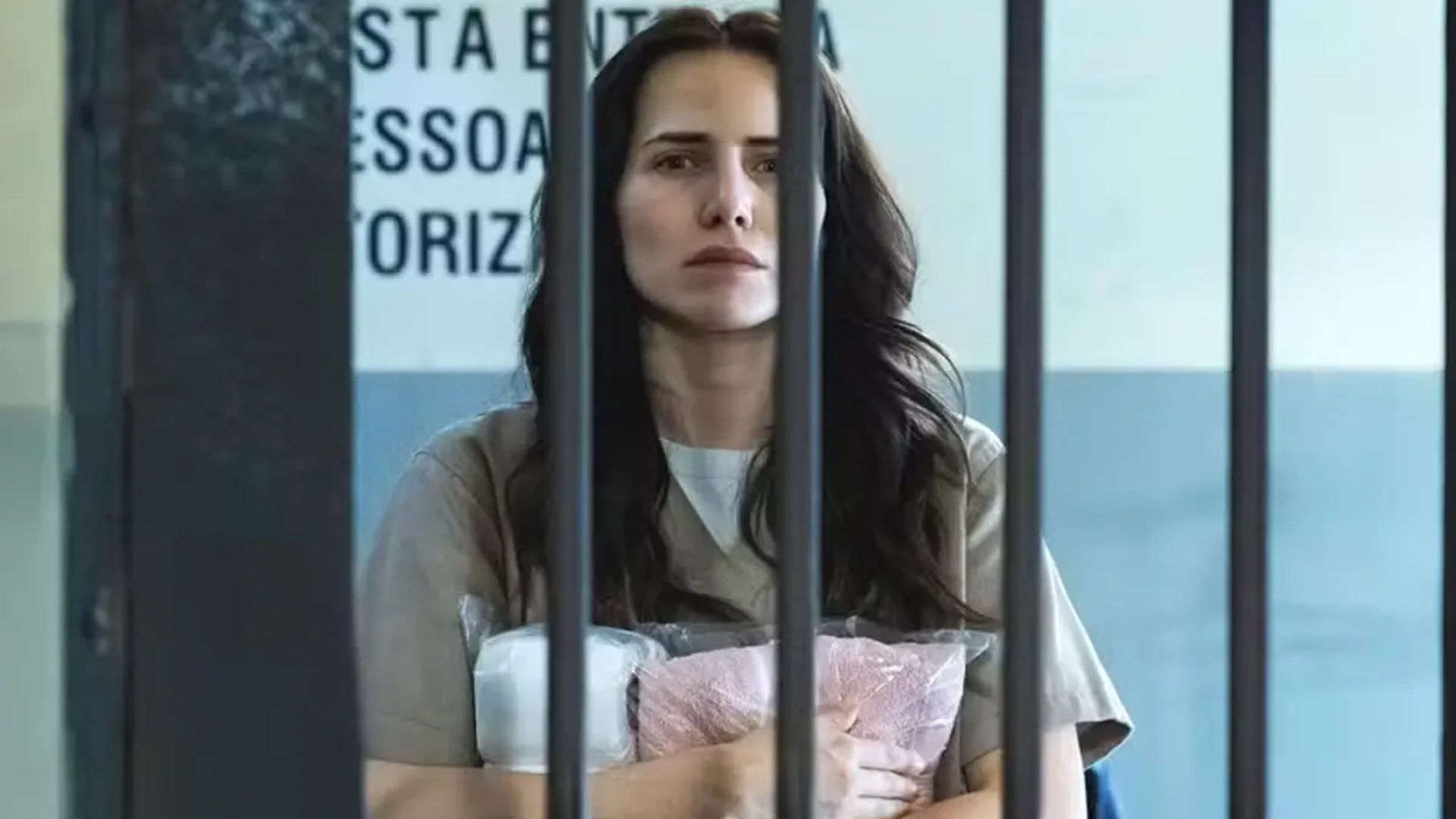 Adriana enfrenta destino cruel e é levada para presídio em Quem Ama Cuida