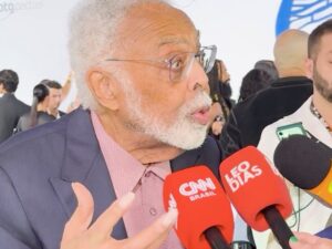 Cazuza: Gilberto Gil emociona ao recordar legado e amizade em premiação