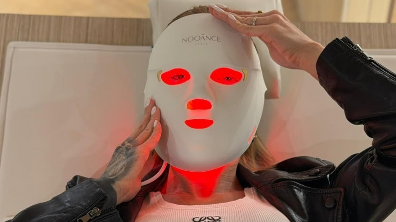 Máscara de LED causa alvoroço: vizinho de influencer confunde aparelho com atividade alienígena
