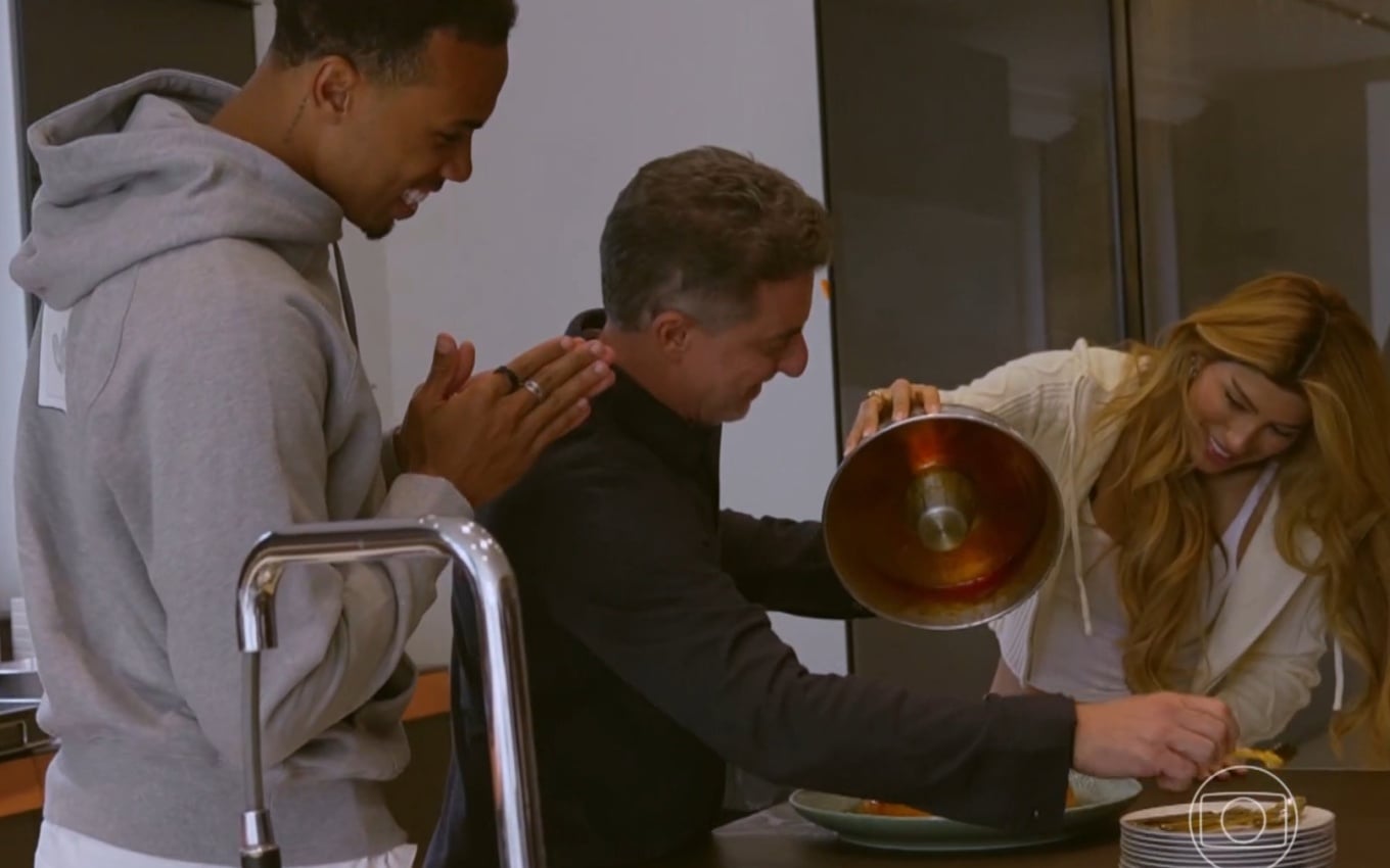 Luciano Huck tenta impressionar Gabriel Magalhães com pudim, mas recebe críticas