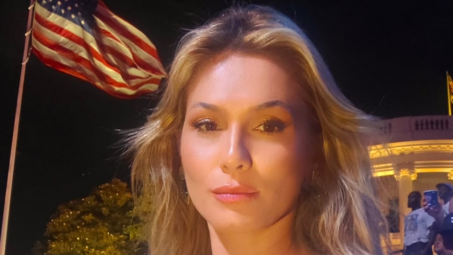 Lívia Andrade visita Casa Branca e escolha de look gera debate nas redes sociais