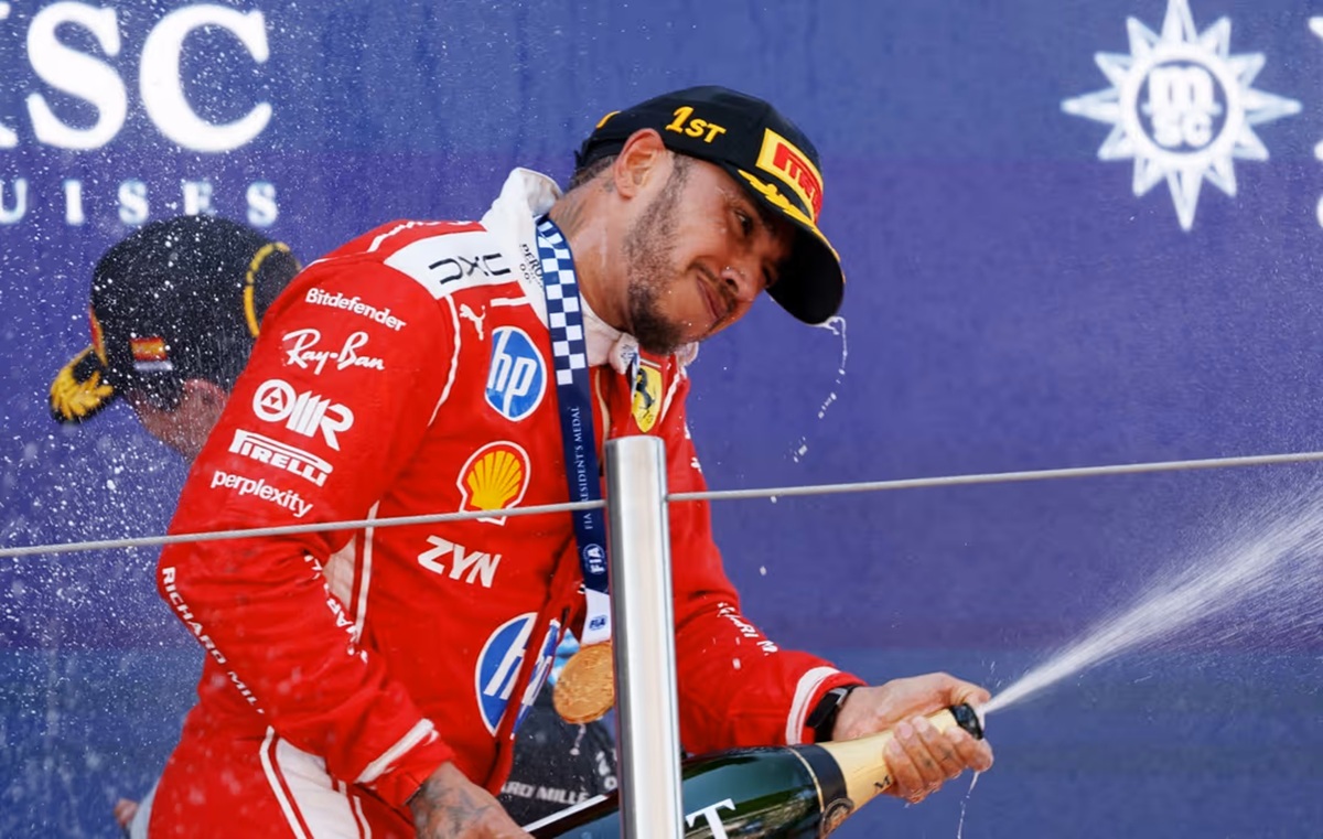Lewis Hamilton conquista primeira vitória histórica com a Ferrari e abala o domínio da Mercedes