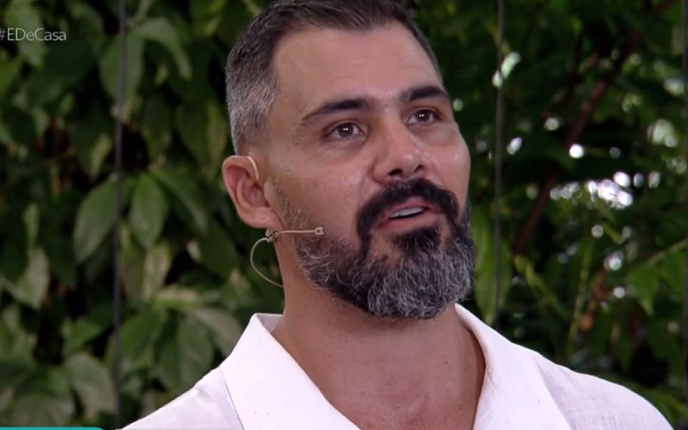 Globo mantém Juliano Cazarré em papel de destaque mesmo após polêmicas recentes