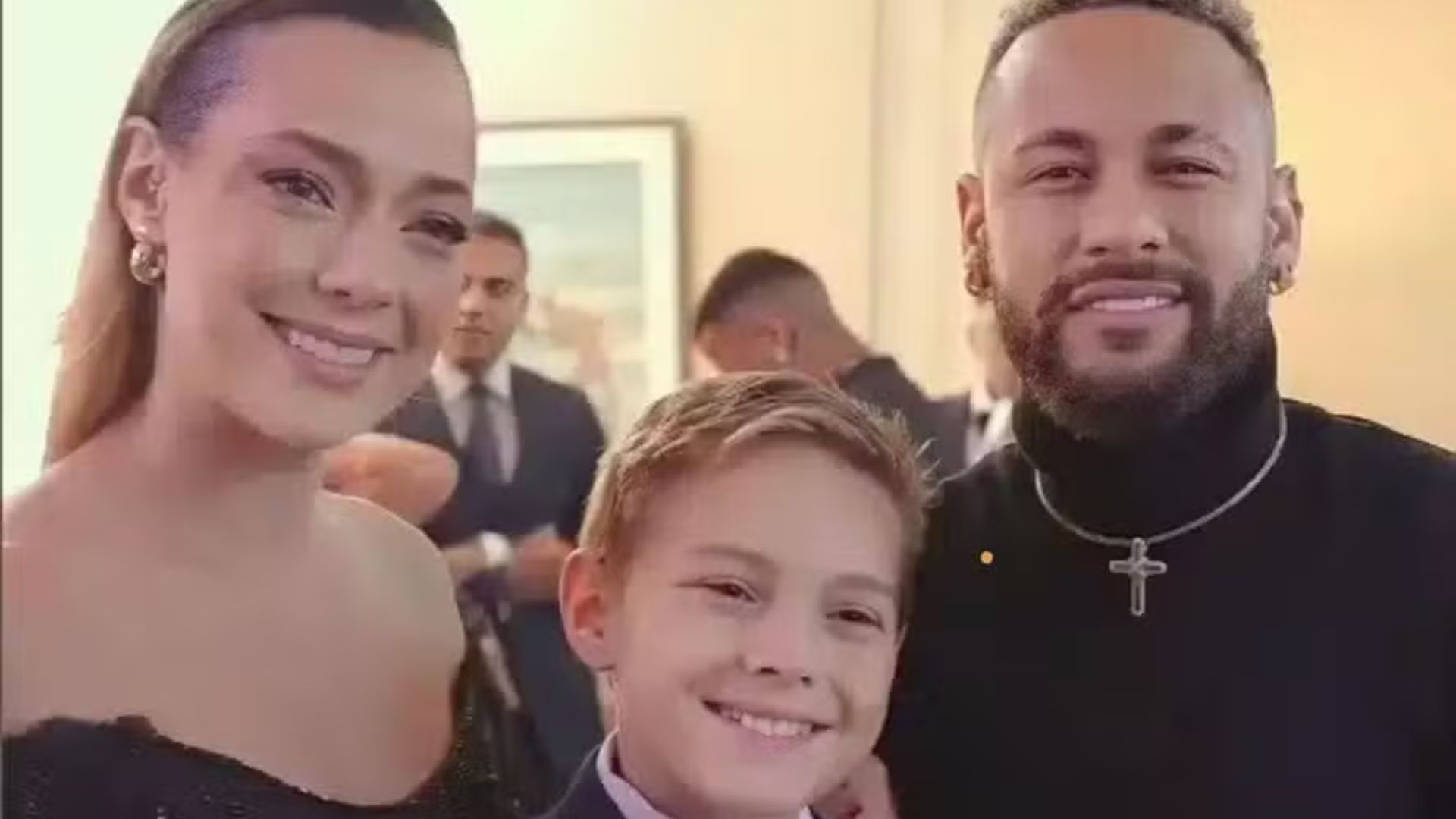 Carol Dantas responde críticas sobre presença em jogos de Neymar e defende união familiar
