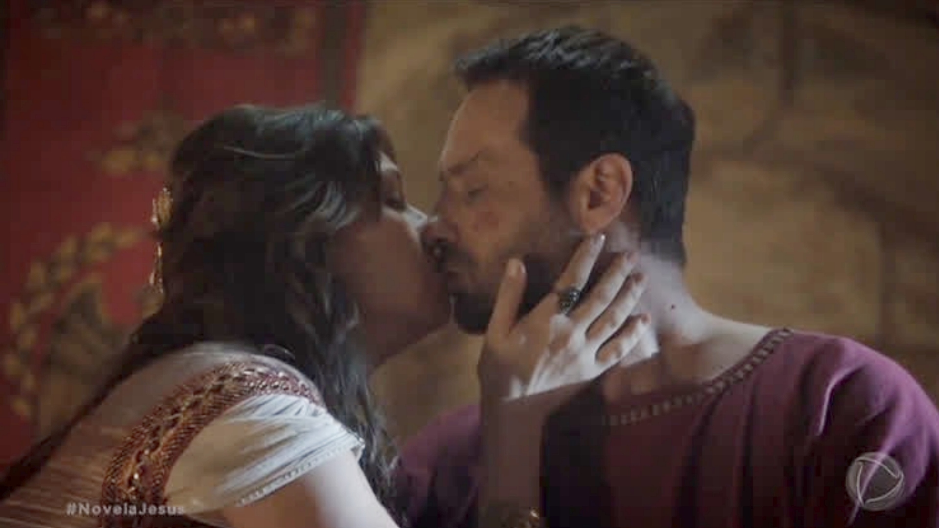 Maria Madalena surpreende Petronius com beijo após tensão em corrida na novela Jesus