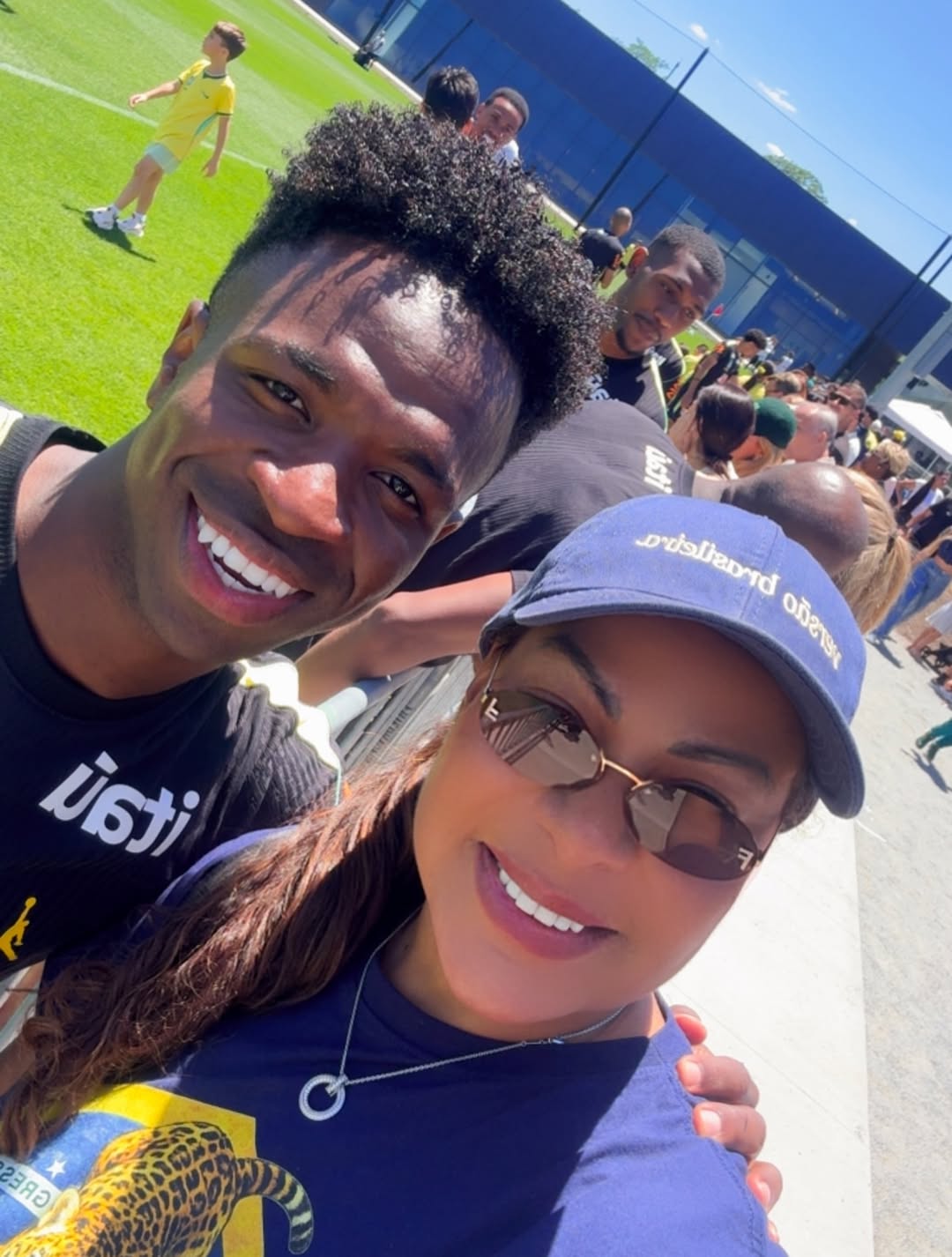 Cíntia Ramos, mãe de Endrick, marca presença em treino da Seleção Brasileira