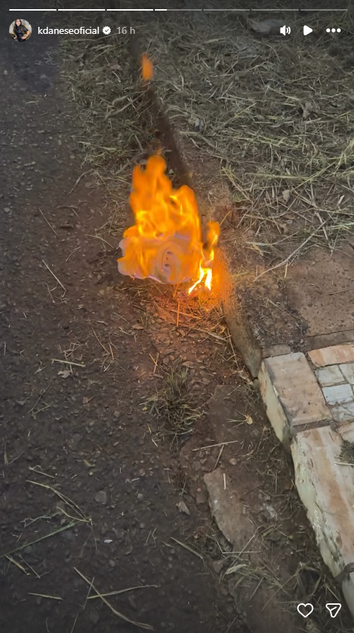 Kelly Danese incendeia boneco Labubu e faz oração de proteção após incêndio em sua casa