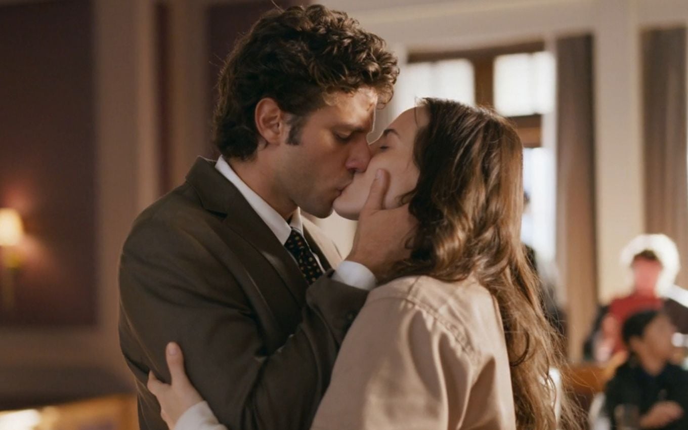 Pilar choca e força Adriana a sacrificar amor por Pedro em Quem Ama Cuida