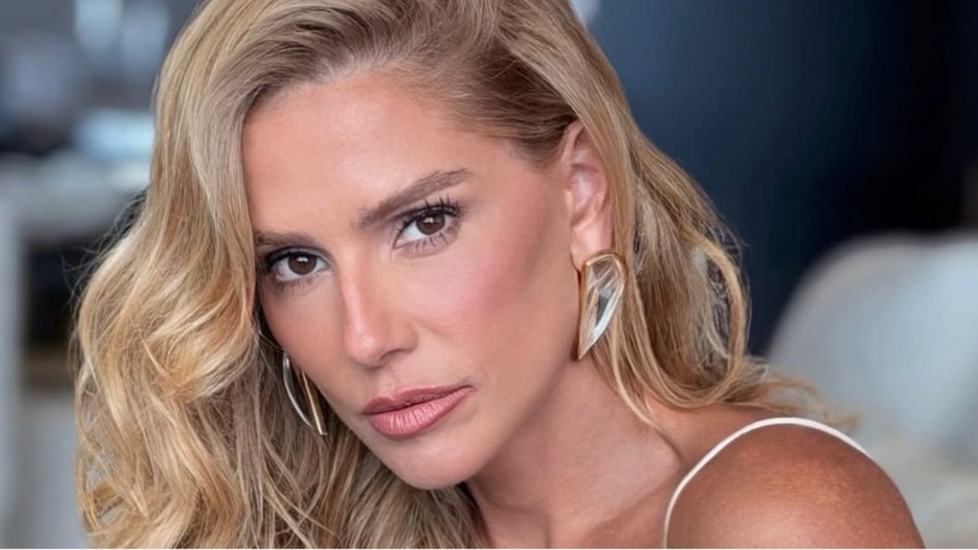 Deborah Secco revela histórico de traições em seus relacionamentos passados