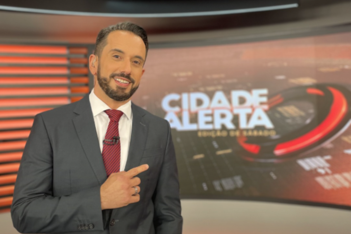 Susto ao vivo: repórter da Record sofre queda durante gravação em área de mata