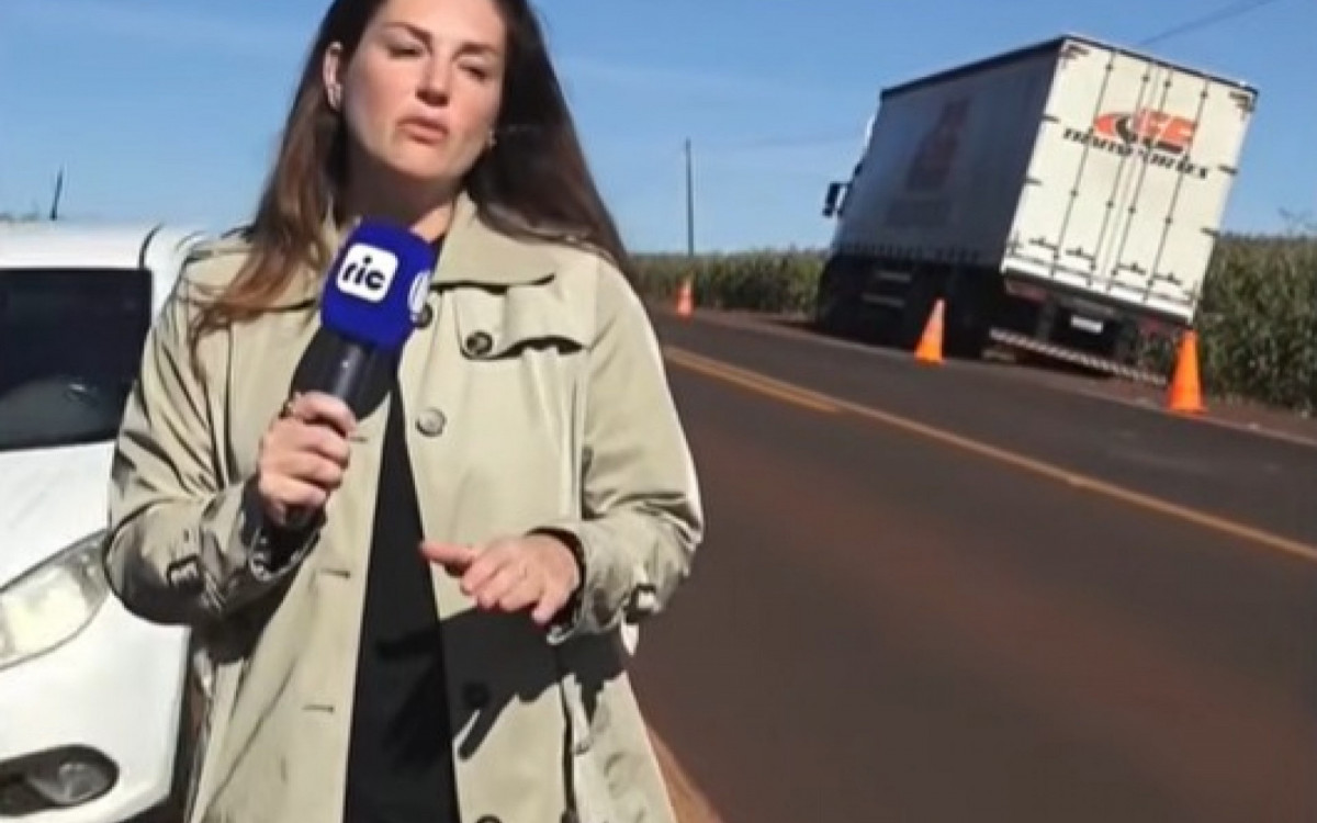 Repórter da Record escapa de atropelamento durante entrada ao vivo na Dutra