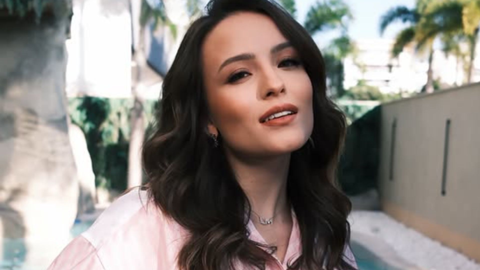 Cirurgia de emergência para Larissa Manoela: atriz revela motivo e desmente gravidez
