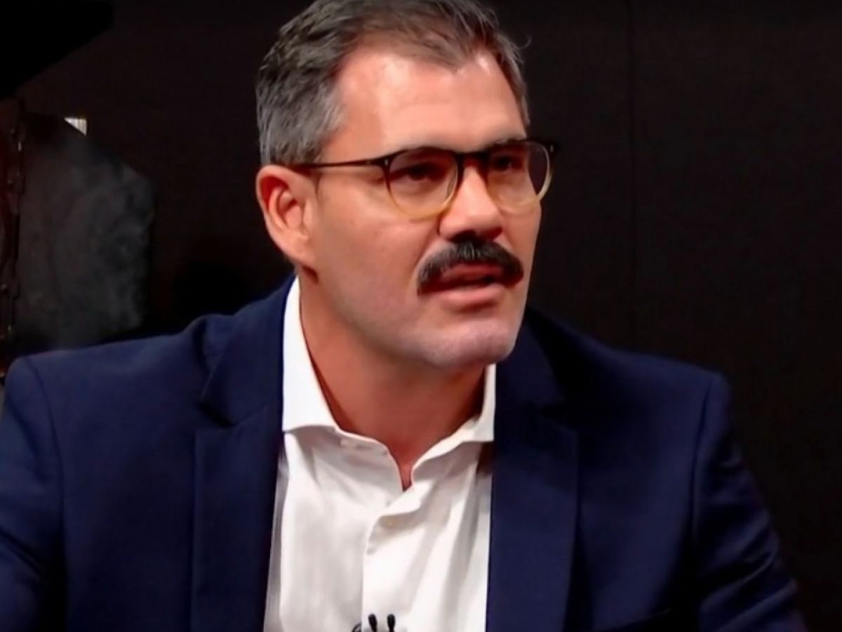 Atores Juliano Cazarré e Cássia Kis visitam Alerj ao lado de deputados do PL
