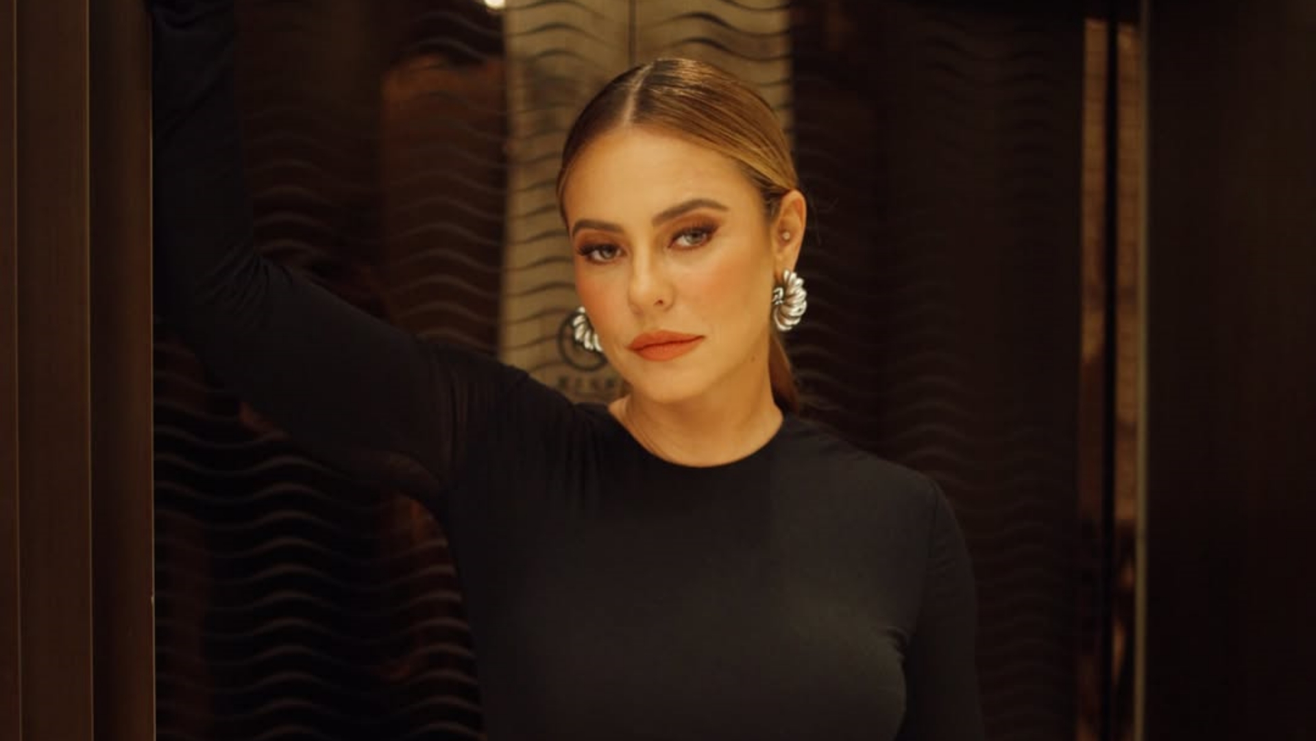 Paolla Oliveira causa alvoroço nas redes sociais com look ousado durante viagem à China