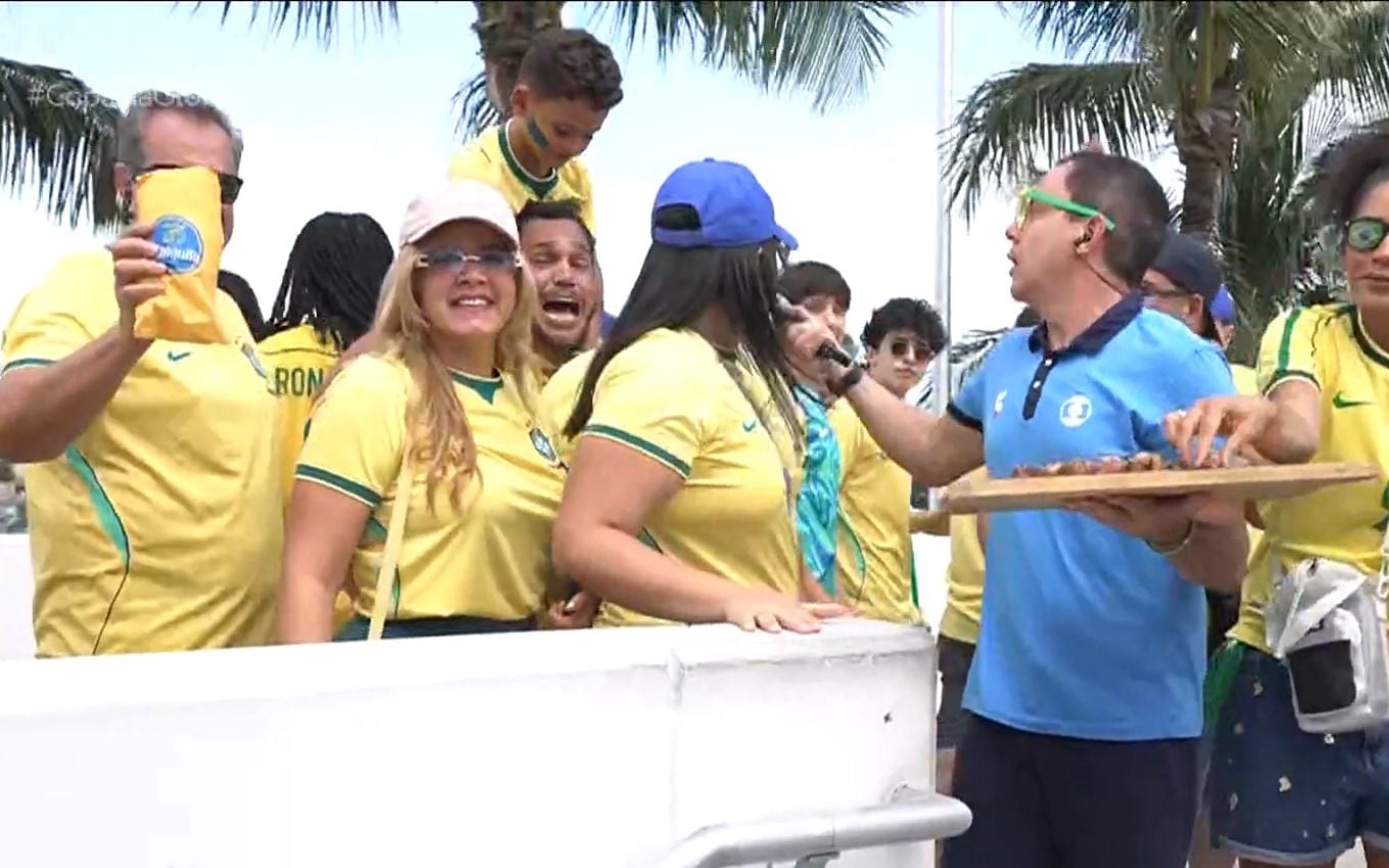 Repórter da Globo interrompe torcedor após menção política em transmissão ao vivo