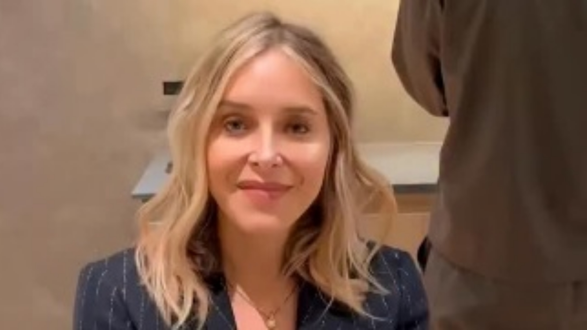 Atriz Jenny Mollen relata susto com uso de caneta emagrecedora