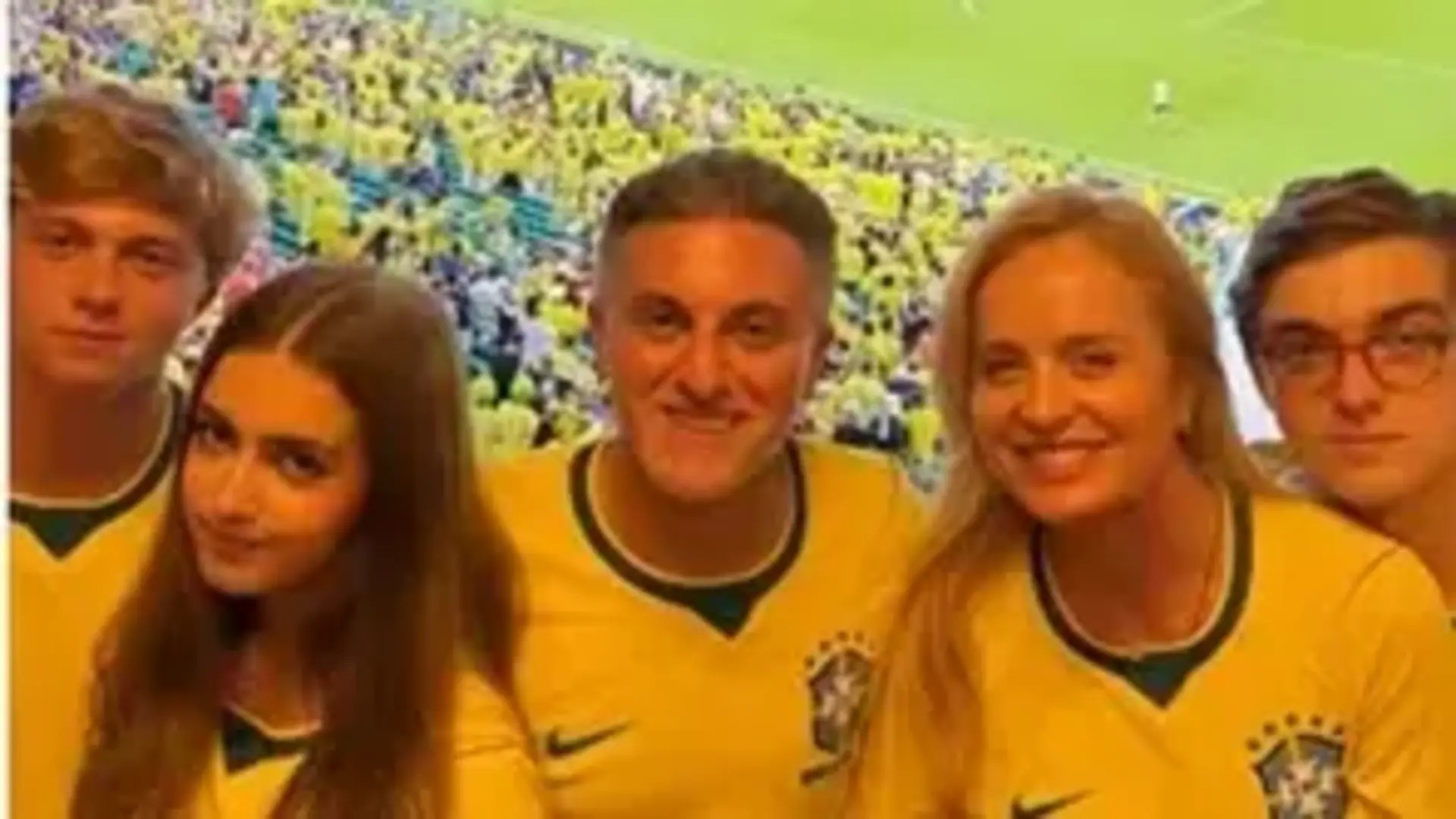 Benício Huck escolhe arquibancada e dispensa camarote em jogo da seleção brasileira