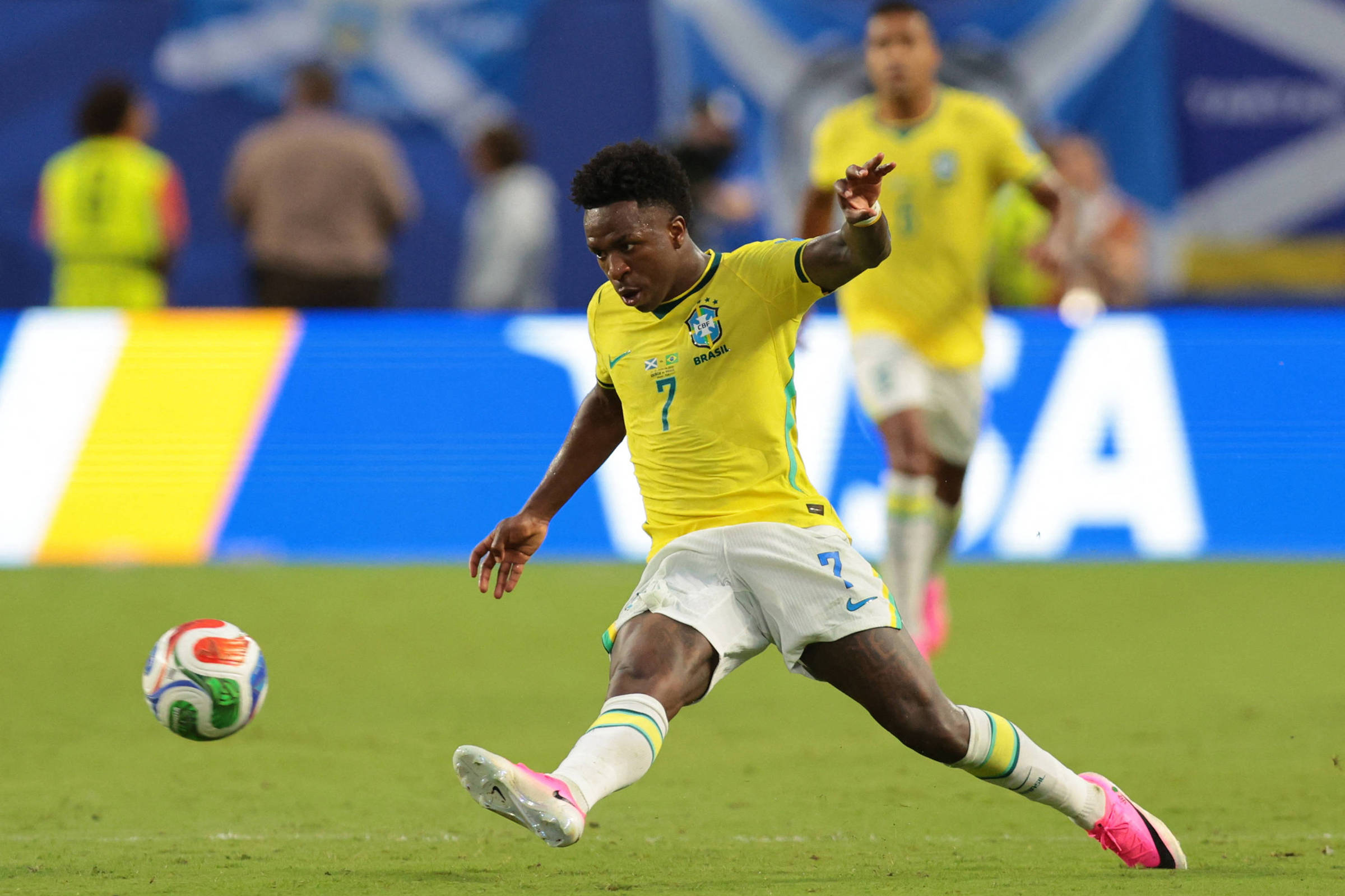 Vinicius Junior e o desafio de ser protagonista sob um olhar crítico