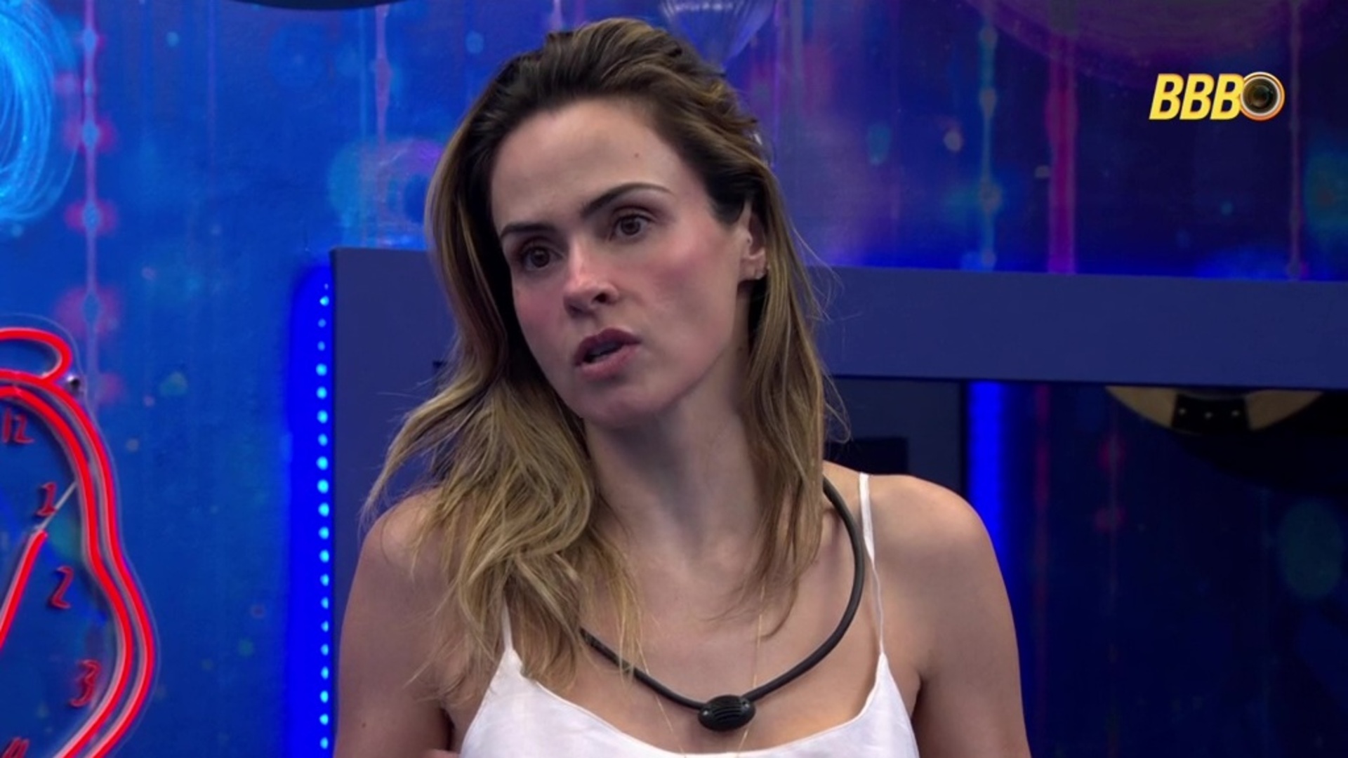 Ana Paula Renault surpreende em evento de beleza com escolha de look ousado