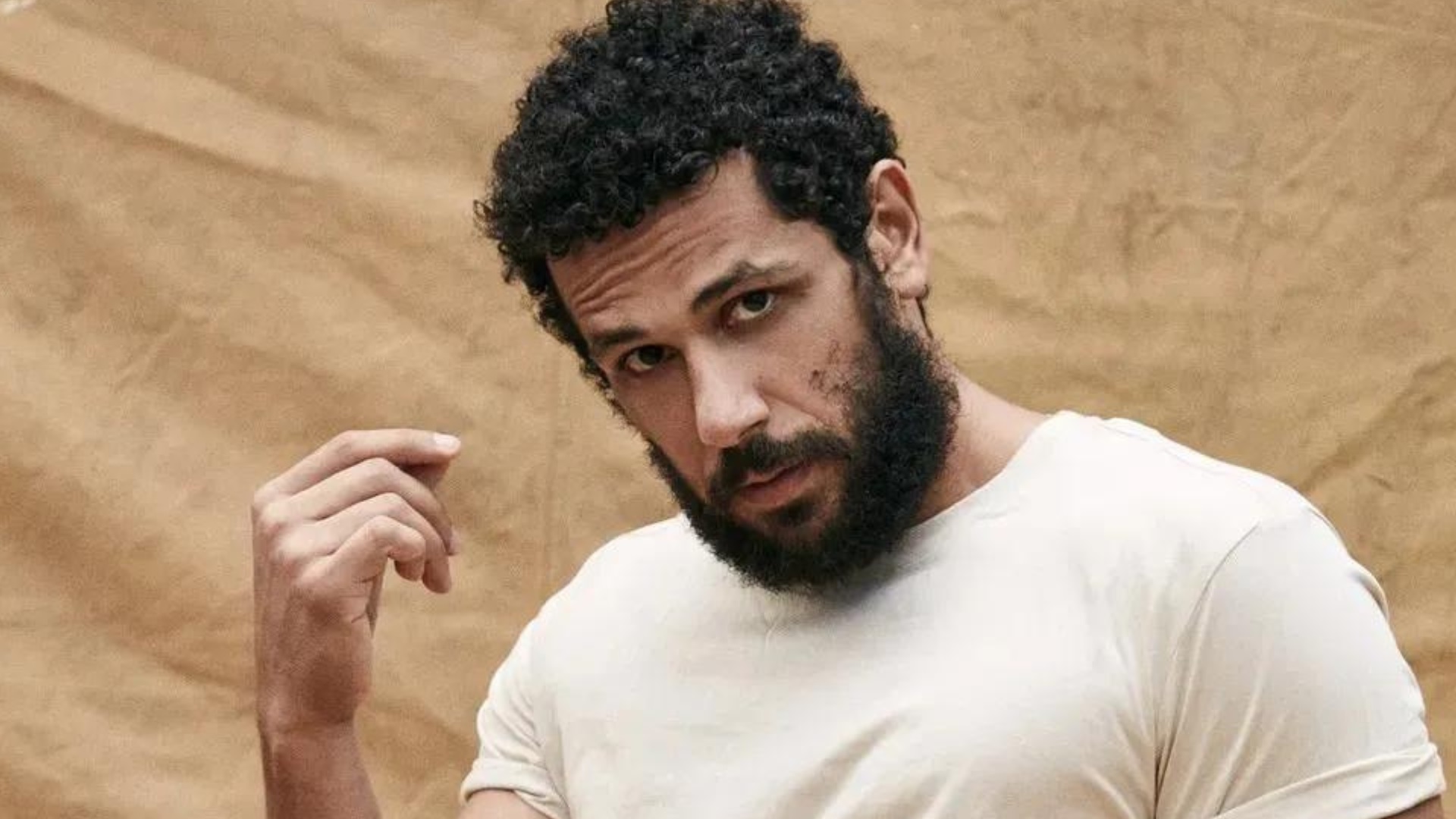 Amaury Lorenzo assume papel dramático como professor em nova novela da Globo