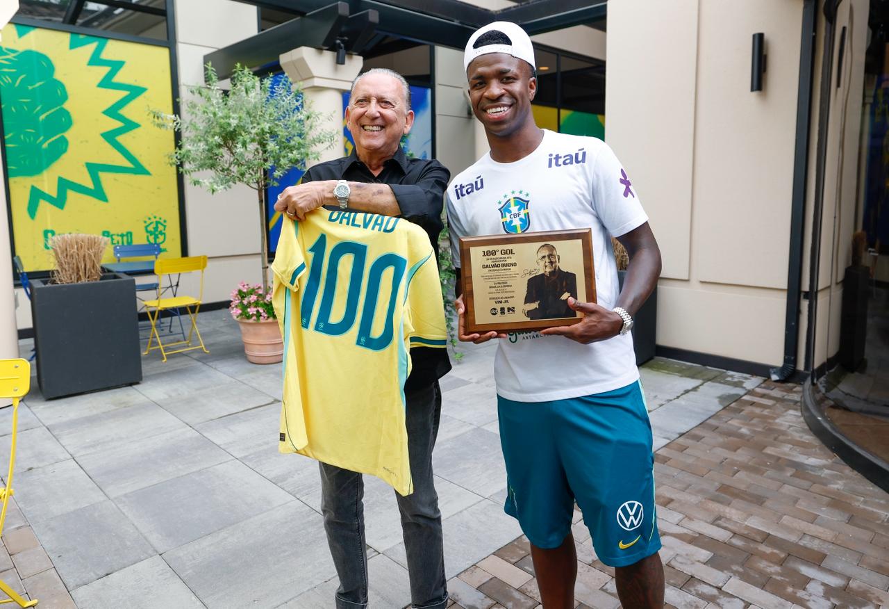 Galvão Bueno e Vini Jr. celebram centésimo gol em Copas com emocionante troca de homenagens