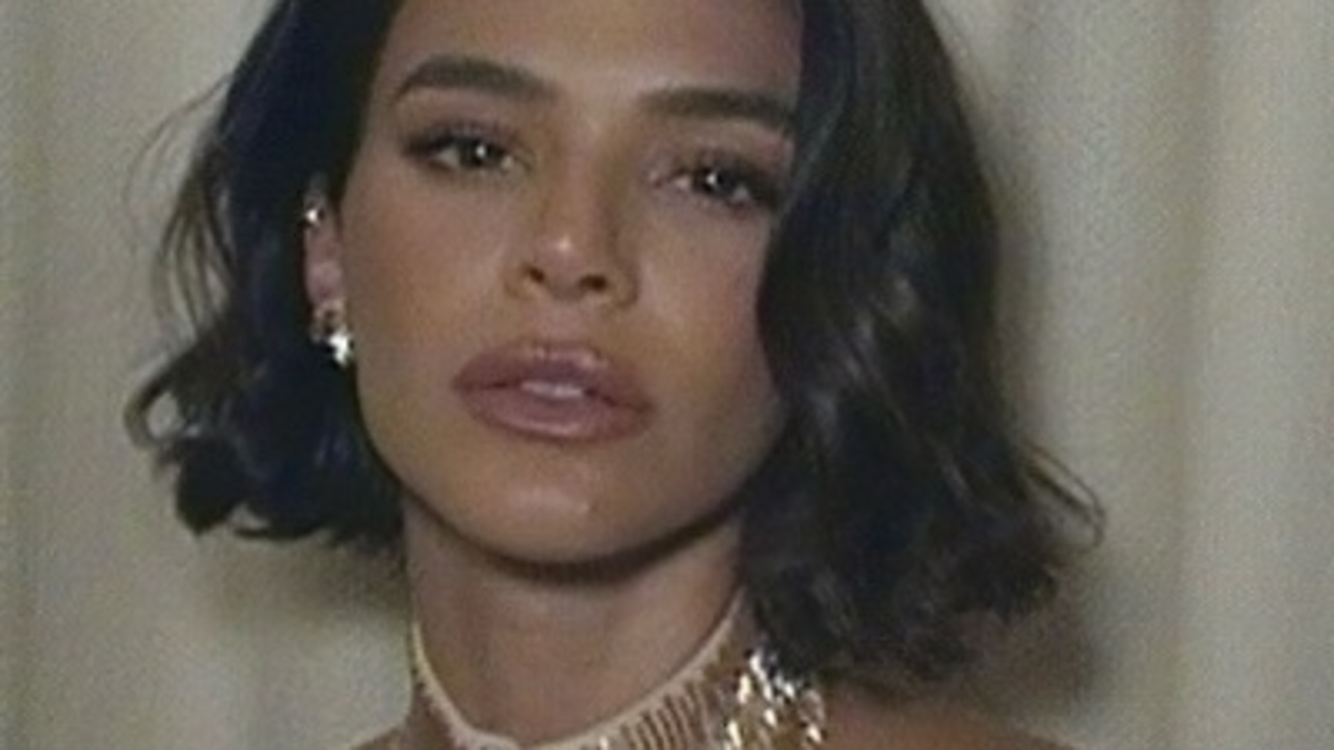 Bruna Marquezine surpreende público com escolha de look em evento de luxo em São Paulo