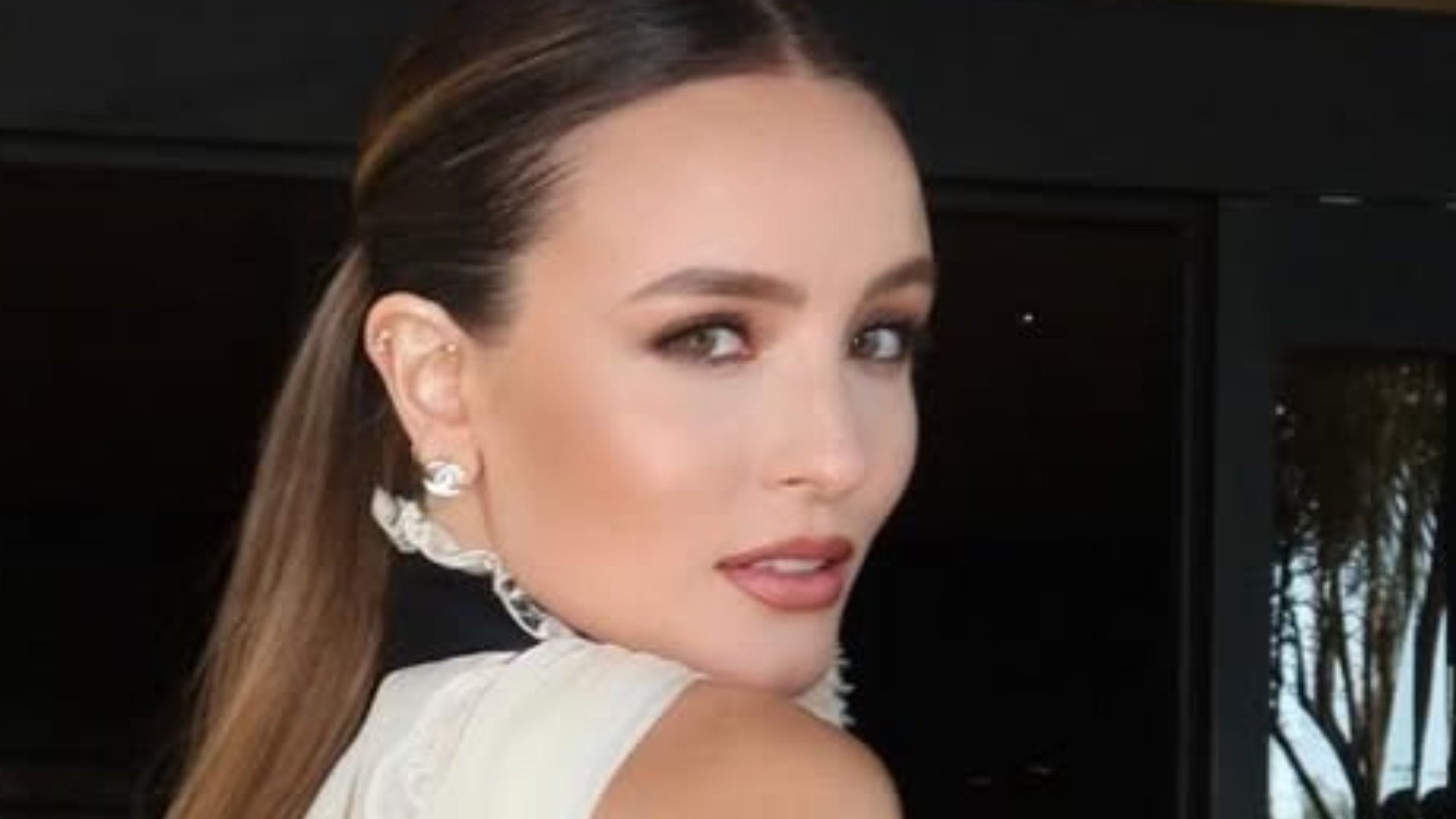 Larissa Manoela divide opiniões com escolha de look para casamento de Eike Duarte