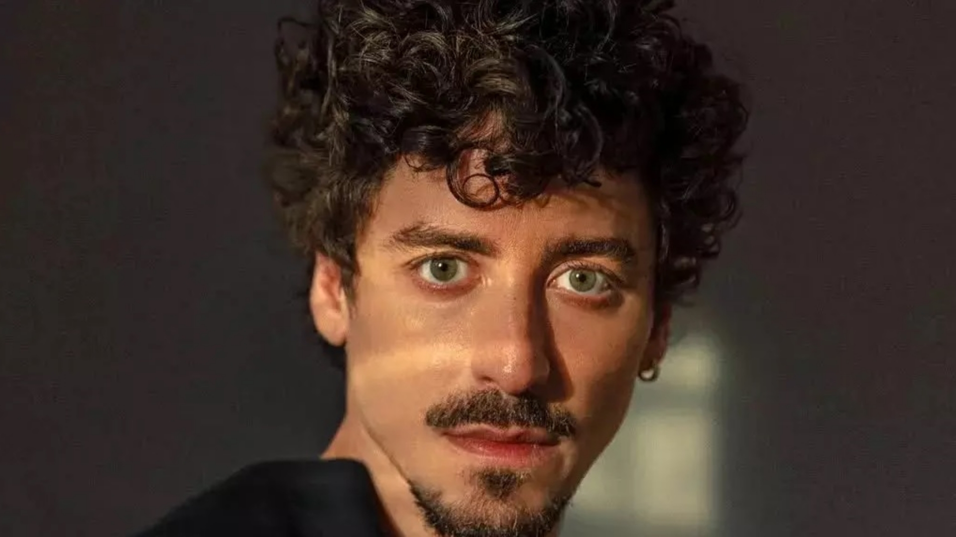 Jesuíta Barbosa recebe convite da Globo para novo papel de protagonista