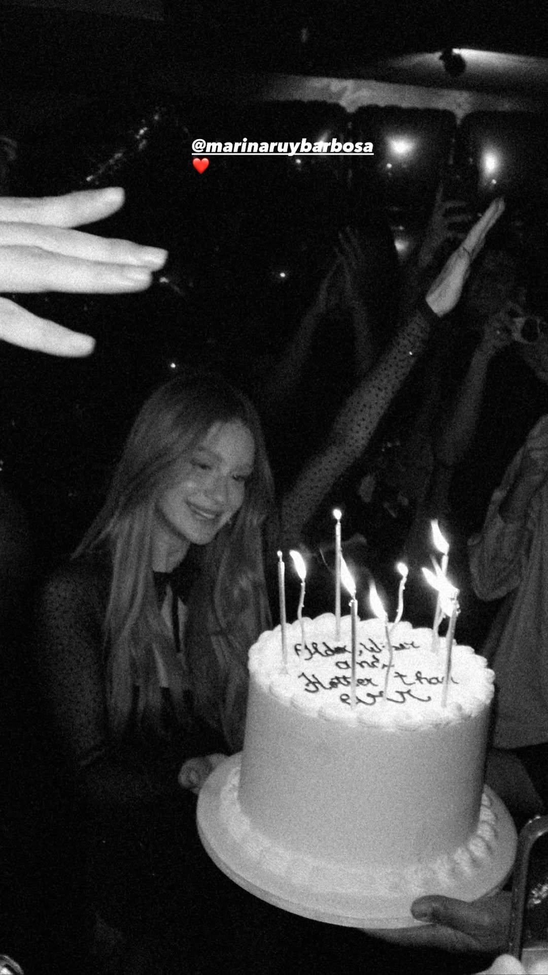 Festa surpresa com karaokê marca a celebração dos 31 anos de Marina Ruy Barbosa