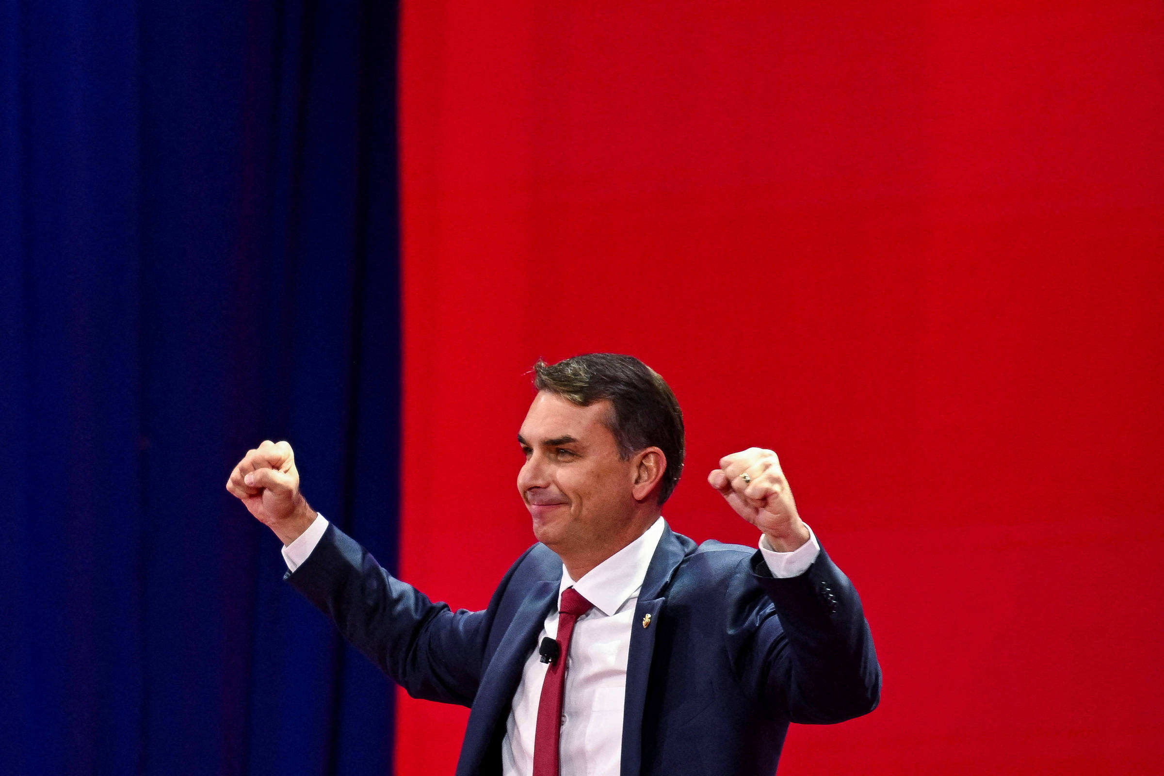 A trajetória de Flávio Bolsonaro entre o discurso golpista e suspeitas financeiras