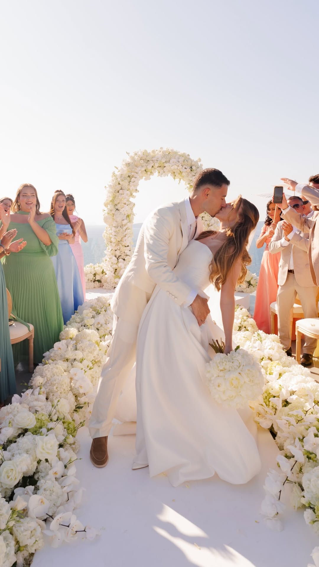 Gabriel Martinelli oficializa união com Isabella Rousso em cerimônia luxuosa na Grécia