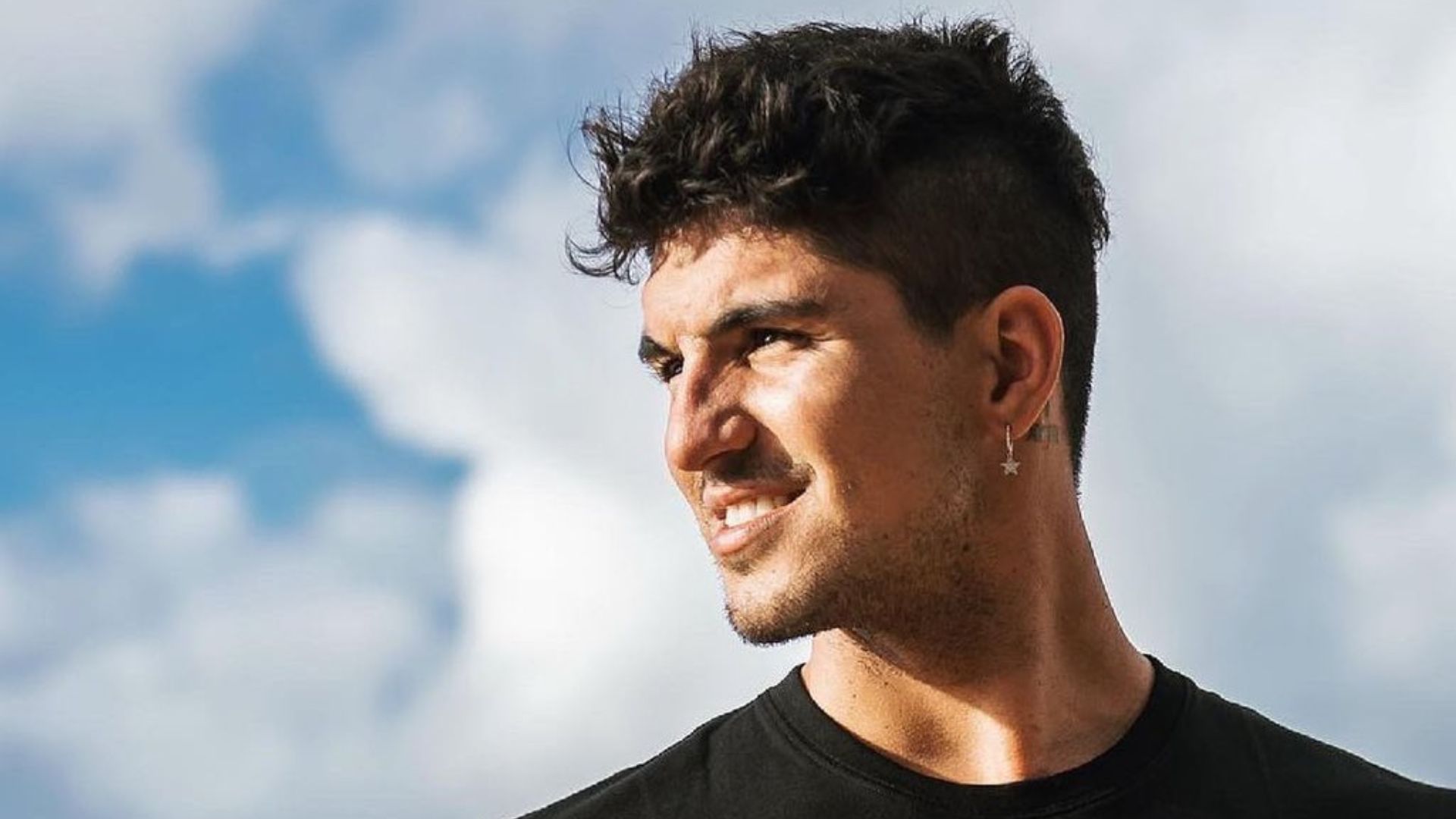 Gabriel Medina aposta em elegância clássica e recebe elogios em casamento com Isabella Arantes