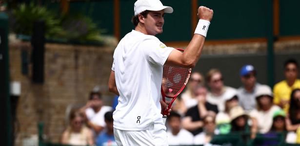 João Fonseca trava duelo intenso contra Jesper de Jong em Wimbledon