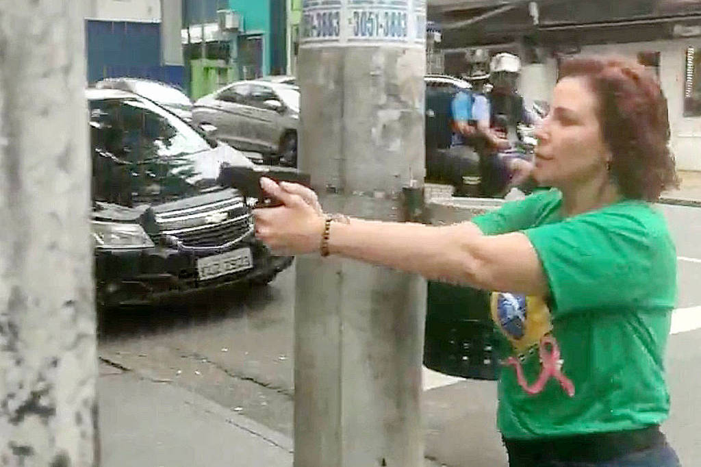 Justiça da Itália decide se extradita Carla Zambelli após condenação do STF