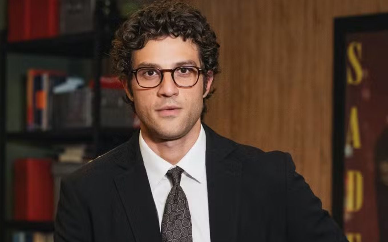 Pedro (Chay Suede) vive casamento infeliz e reencontra Adriana (Leticia Colin) em nova fase de novela