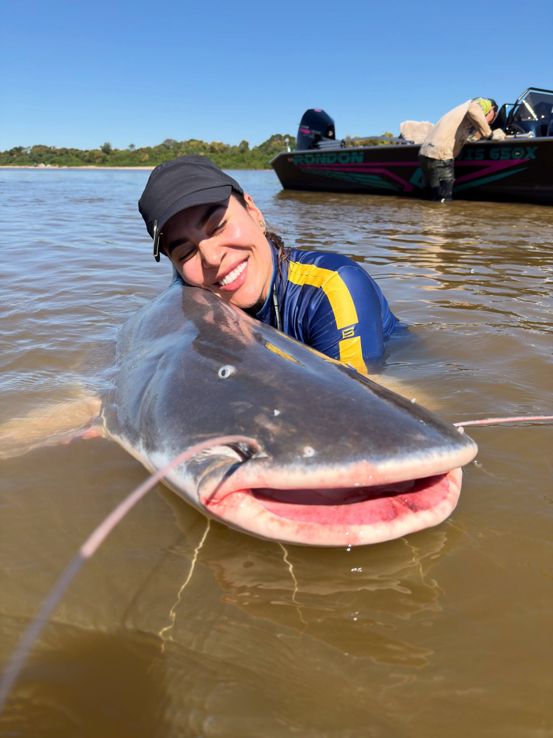Naiara Azevedo celebra recorde pessoal ao fisgar piraíba de dois metros no Rio Araguaia