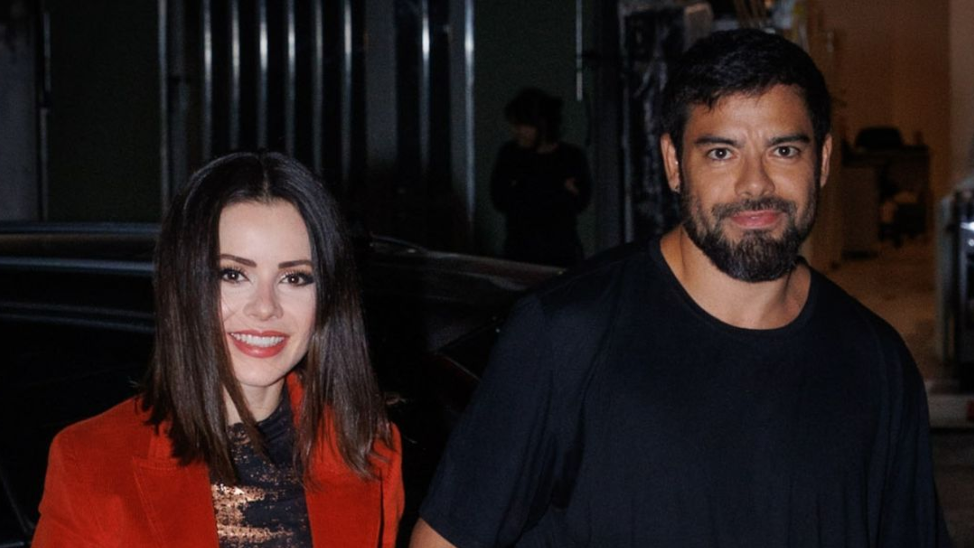 Visual de Pedro Andrade, namorado de Sandy, rouba a cena em noite de teatro