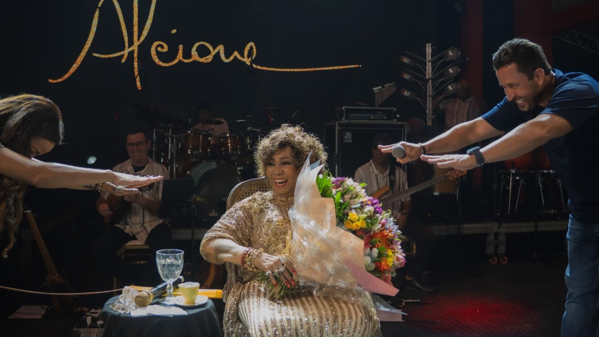 Alcione se desequilibra em palco no Maranhão e tranquiliza fãs com a irreverência de sempre