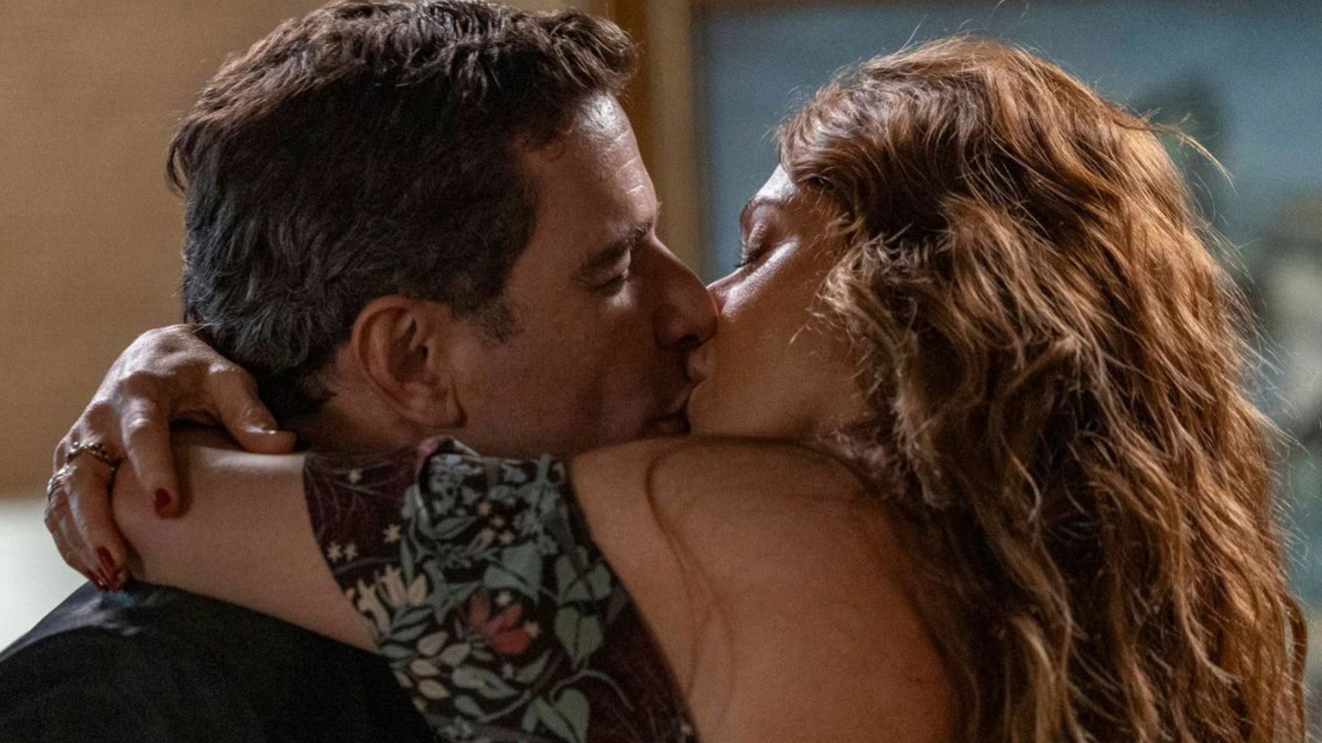 Coração Acelerado: Janete surpreende ao beijar Alaorzinho em evento público