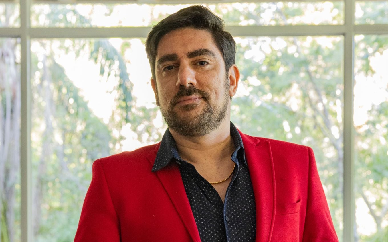 Marcelo Adnet vive vilão obcecado por destruir Cauã Reymond em nova série do Globoplay